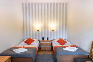 Отель Pensjonat Gawra Леско Двухместный номер с 2 отдельными кроватями и собственной ванной комнатой-1