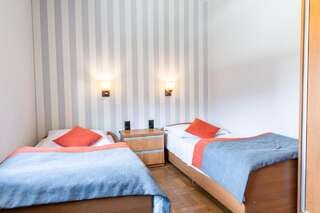 Отель Pensjonat Gawra Леско Двухместный номер с 2 отдельными кроватями и собственной ванной комнатой-5