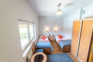 Отель Pensjonat Gawra Леско Двухместный номер с 2 отдельными кроватями и собственной ванной комнатой-8